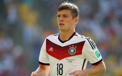 亿兆电竞热评-多库和对方球员赛后友好交流